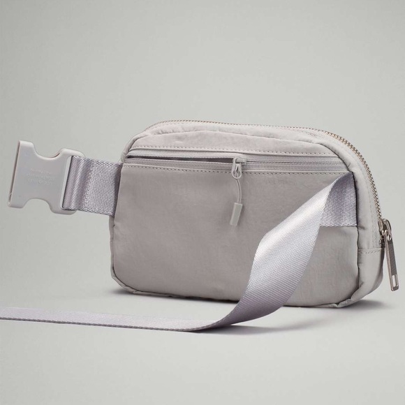 Lulu Lemon Seal Grey Everywhere Bag - Picture 2 of 3